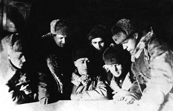 Их послал на смерть Жуков? Гибель армии генерала Ефремова - i_077.jpg