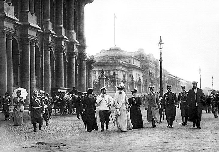 Люди Зимнего дворца. Монаршие особы, их фавориты и слуги - i_377.jpg