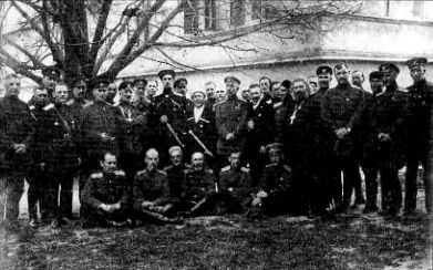 Белоэмигранты между звездой и свастикой. Судьбы белогвардейцев - i_002.jpg