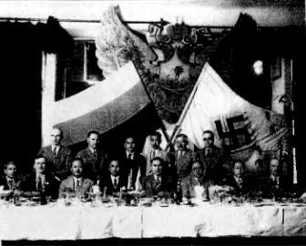 Белоэмигранты между звездой и свастикой. Судьбы белогвардейцев - i_016.jpg