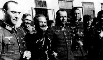 Белоэмигранты между звездой и свастикой. Судьбы белогвардейцев - i_018.jpg