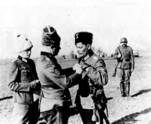 Белоэмигранты между звездой и свастикой. Судьбы белогвардейцев - i_027.jpg