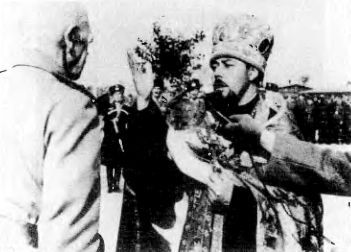 Белоэмигранты между звездой и свастикой. Судьбы белогвардейцев - i_032.jpg