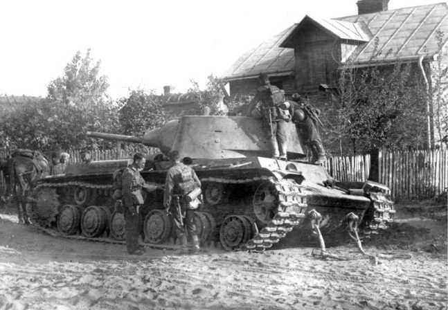 Советский тяжёлый танк КВ-1, т. 1<br />(Первые танки Победы) - i_010.jpg