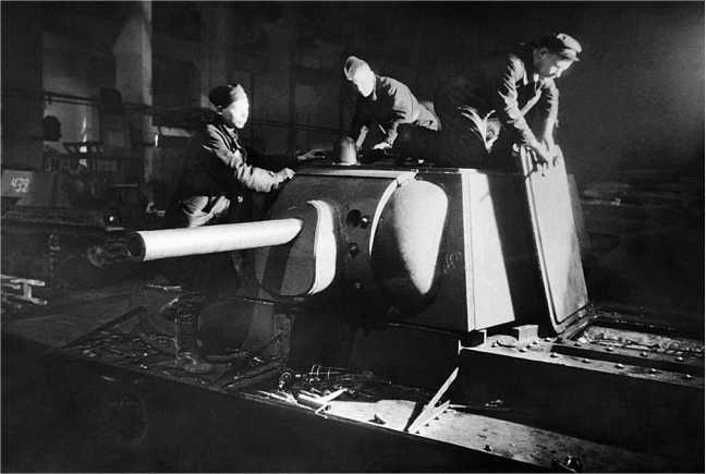 Советский тяжёлый танк КВ-1, т. 1<br />(Первые танки Победы) - i_104.jpg