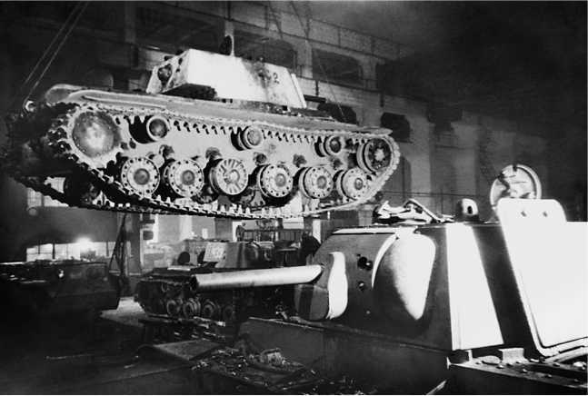 Советский тяжёлый танк КВ-1, т. 1<br />(Первые танки Победы) - i_105.jpg