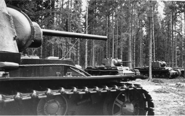 Советский тяжёлый танк КВ-1, т. 2<br />(Первые танки Победы) - i_009.jpg