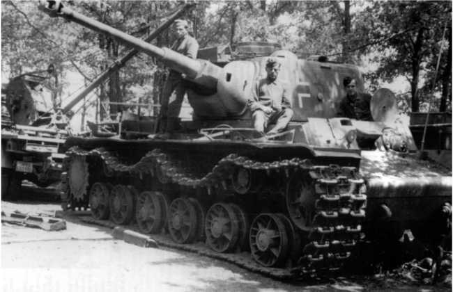 Советский тяжёлый танк КВ-1, т. 2<br />(Первые танки Победы) - i_204.jpg