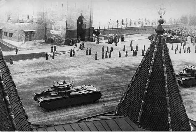 Советский тяжелый танк Т-35<br />(«Сталинский монстр») - i_027.jpg