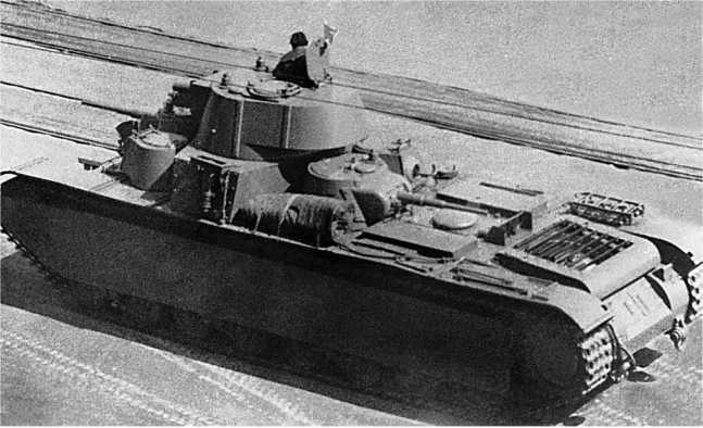 Советский тяжелый танк Т-35<br />(«Сталинский монстр») - i_049.jpg