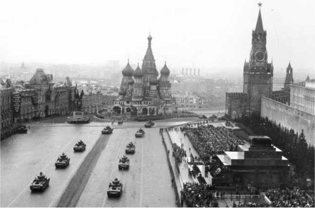 Советский тяжелый танк Т-35<br />(«Сталинский монстр») - i_110.jpg