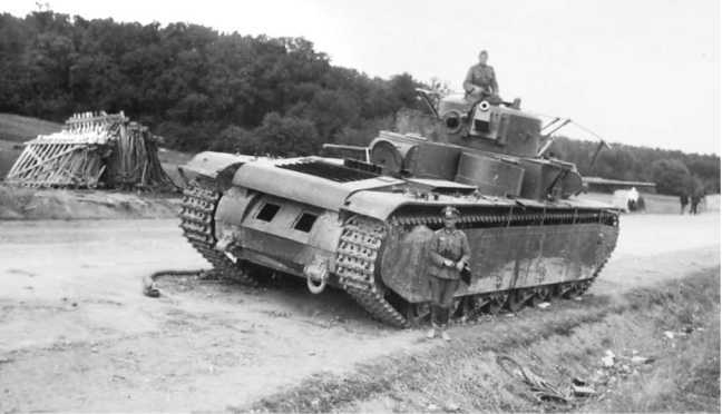 Советский тяжелый танк Т-35<br />(«Сталинский монстр») - i_132.jpg