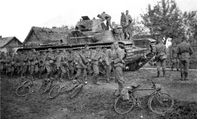 Советский тяжелый танк Т-35<br />(«Сталинский монстр») - i_136.jpg