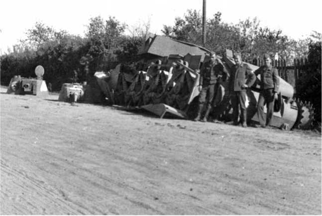 Советский тяжелый танк Т-35<br />(«Сталинский монстр») - i_140.jpg