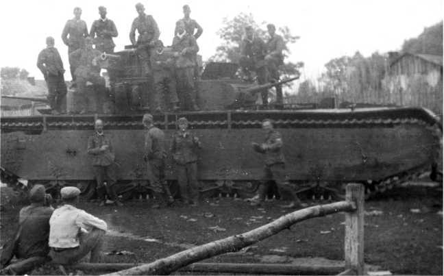 Советский тяжелый танк Т-35<br />(«Сталинский монстр») - i_142.jpg