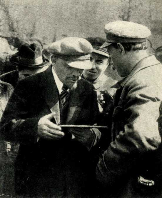 Шесть лет с В. И. Лениным<br />(Воспоминания личного шофера Владимира Ильича Ленина) - i_005.jpg