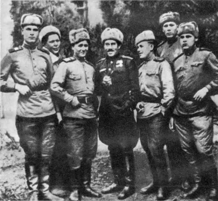 «Будет жить!..». На семи фронтах - i_014.jpg