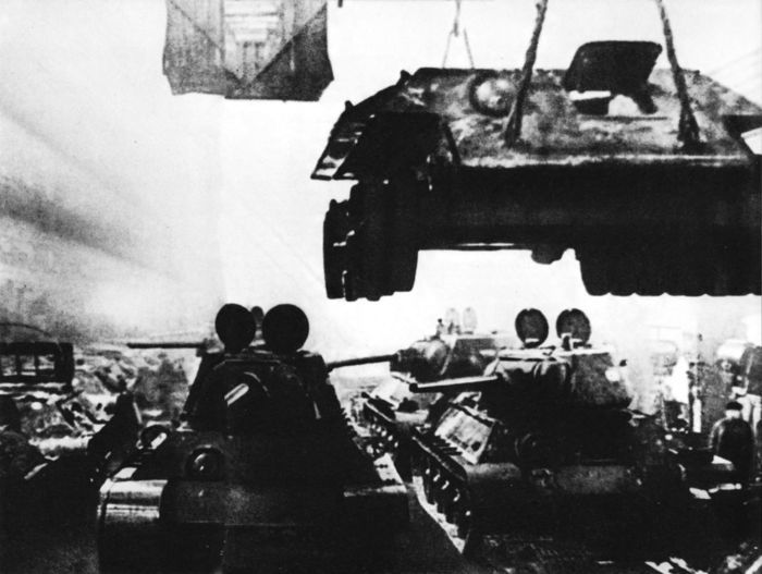 Тысяча четыреста восемнадцать дней<br />(Рассказы о битвах и героях Великой Отечественной войны) - i_082.jpg